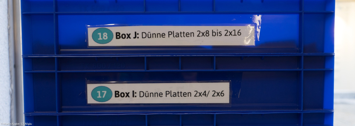 Zu sehen sind Kisten der Bausteinestadt